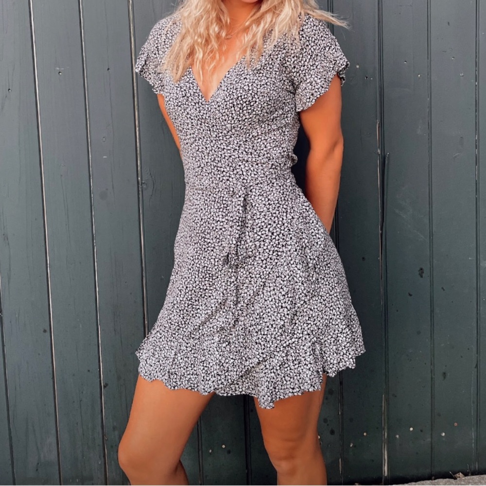 Billabong black and white flower printed cross-tie flowy dress